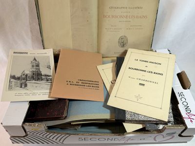 de nombreux livres dans une boîte posée sur une table blanche