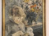 un tableau représentant une femme en train de lire un livre à côté d'un vase de fleurs