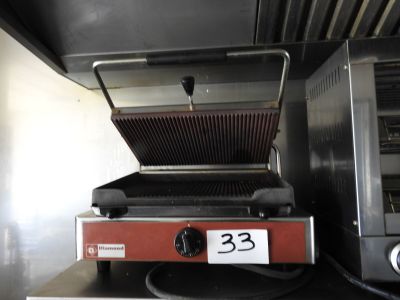 un grill sur lequel figure un numéro et un grille-pain posé sur le plan de travail