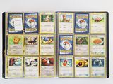 de nombreuses cartes Pokémon accrochées au mur de la pièce