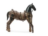 statue d'un cheval avec une selle sur le dos