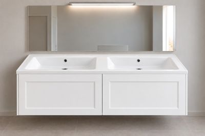 deux lavabos dans une salle de bains, surmontés d'un grand miroir