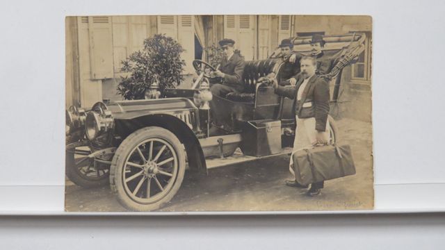 Guéret Carte-photo, prise devant un hôtel ? Automobile très gros ...