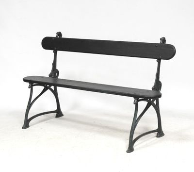un banc noir posé sur une surface blanche