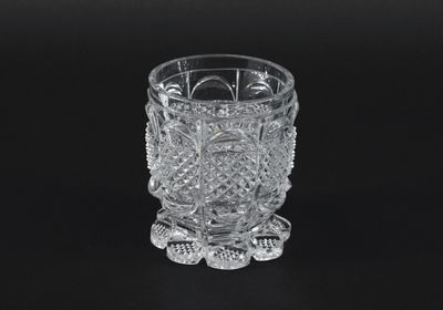 un gros plan d'un vase en verre transparent sur fond noir
