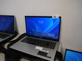 deux ordinateurs portables posés sur un bureau