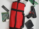 un sac rouge posé sur une table