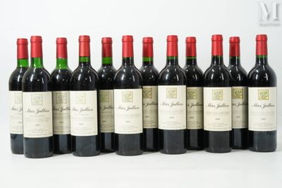 six bouteilles de vin rouge sont alignées