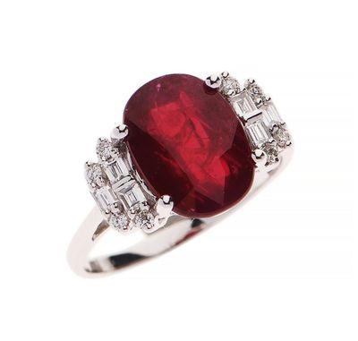gros plan d'une bague avec une pierre rouge entourée de diamants blancs