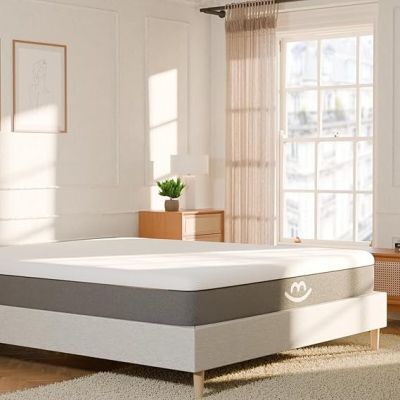 le matelas se trouve au milieu d'une pièce dotée d'une fenêtre