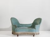 une chaise longue en velours bleu avec des franges sur les pieds