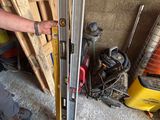 un homme qui tient un outil à la main