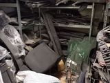 une pièce remplie d'une multitude d'objets de toutes sortes