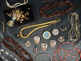 de nombreux types de bijoux posés sur une table noire