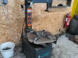 une machine qui est garée dans un garage, équipée d'un godet