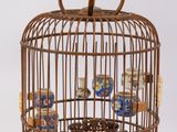 une cage à oiseaux avec plein de petits oiseaux à l'intérieur