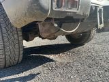 un camion garé sur le côté de la route