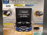La boîte de l'aspirateur Shark Matrix Plus se trouve sur la table