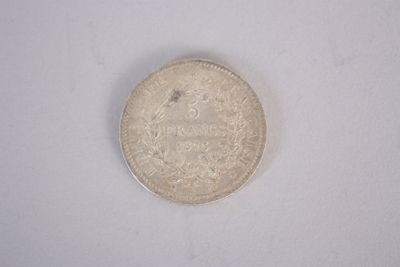 l'image d'une pièce d'argent sur un fond blanc