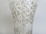un vase en verre orné d'un motif, posé sur une table