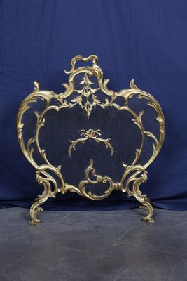 un pare-feu en or richement décoré sur fond bleu, avec un rideau bleu