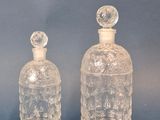 trois bouteilles en verre transparent posées les unes à côté des autres sur une surface bleue