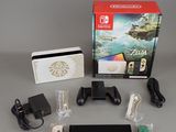 une console de jeux Nintendo Wii et ses accessoires posés sur la table