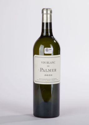 une bouteille de vin posée sur une table