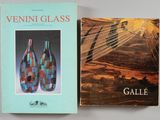 deux livres posés sur une table, avec une image représentant un soleil en arrière-plan