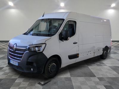 la photo d'une camionnette blanche garée dans une pièce