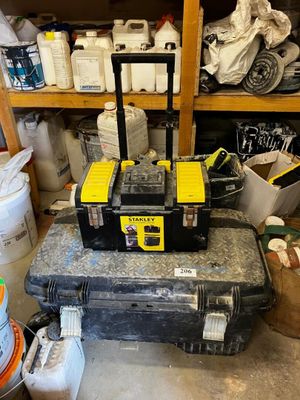une boîte à outils noire et jaune posée sur une table