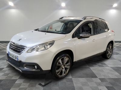 la voiture blanche est garée sur un sol en damier dans le garage