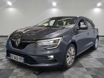 la voiture grise est garée sur le sol en damier d'un garage