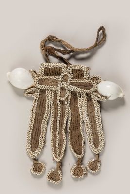 une photo d'un sac au crochet orné de perles et de perles de verre qui y sont suspendues