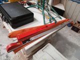 plusieurs skis sont posés sur une table dans un garage