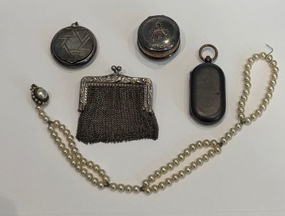 un grand nombre d'objets posés sur la table