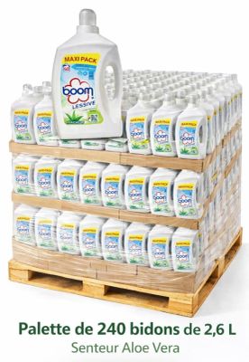 de nombreuses bouteilles de liquide sur une palette en bois