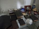 une table en verre sur laquelle sont posés de nombreux livres