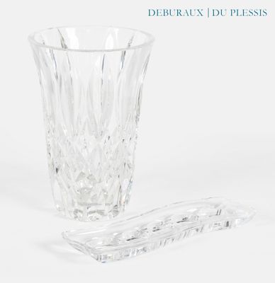 un verre transparent avec une brosse à dents à côté