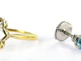 Deux bagues et une paire de boucles d'oreilles sont présentées sur un fond blanc