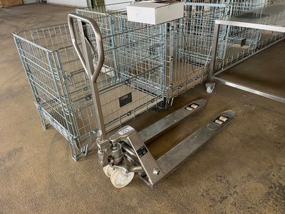 une image représentant un chariot de supermarché dans un entrepôt