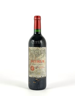 une bouteille de vin posée sur une table