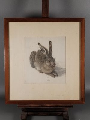 un dessin représentant un lapin assis sur un chevalet en bois