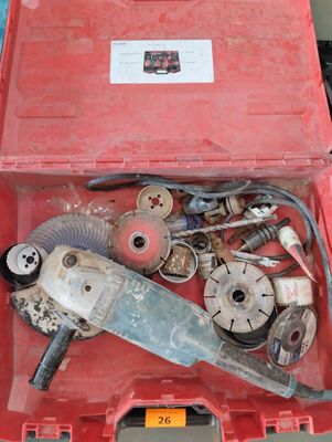 une boîte à outils rouge remplie d'outils posée sur une table