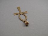 une image représentant une croix en or et un symbole ankh posés sur une table