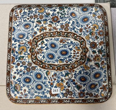 une assiette bleue et blanche ornée d'un motif floral