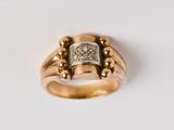 l'image d'une bague en or sertie d'un diamant