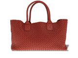 un sac fourre-tout tissé rouge sur fond blanc