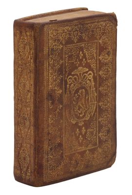 un vieux livre dont la couverture est ornée d'un motif décoratif