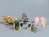 plusieurs types de roches et de pierres exposées sur une surface grise